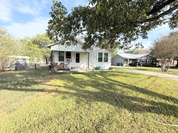 1223 Bois D'arc Street, Lockhart, TX 78644