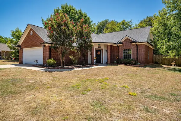 405 Husky Drive, Lindale, TX 75771