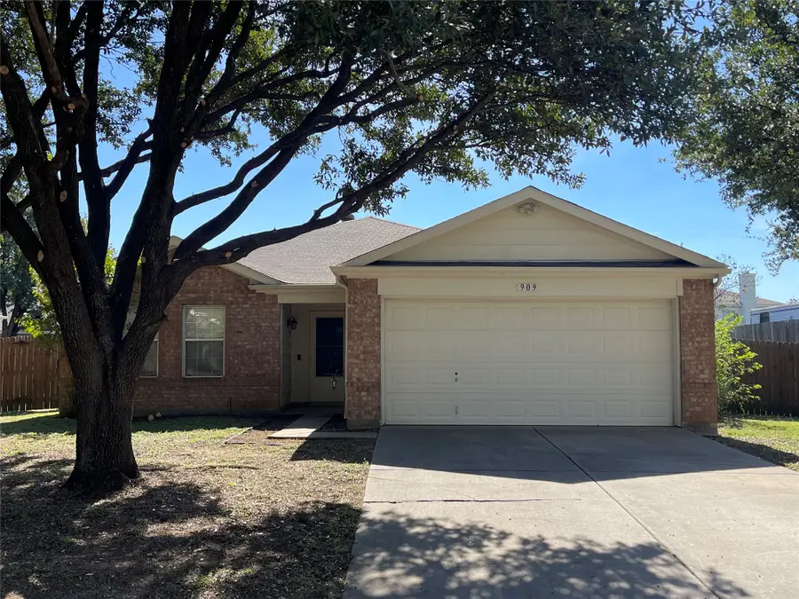 909 Greenbend Drive, Denton, TX 76210 - #2