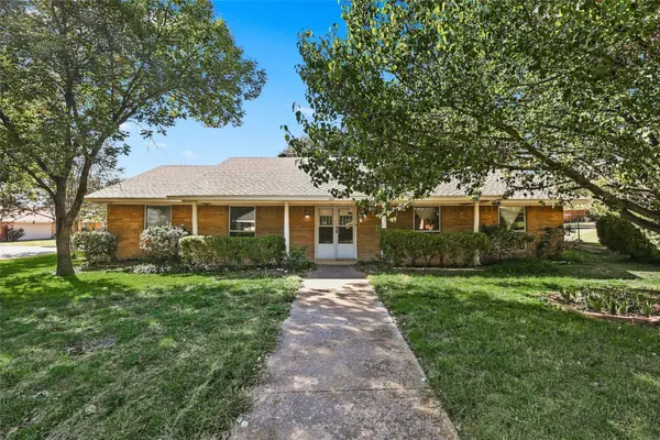 145 Hillside Lane, DeSoto, TX 75115
