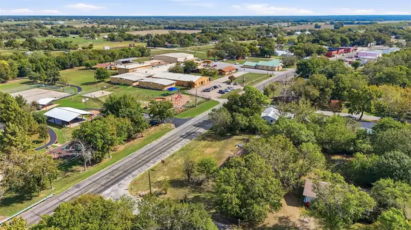 401 W Hayes Street, Savoy, TX 75479