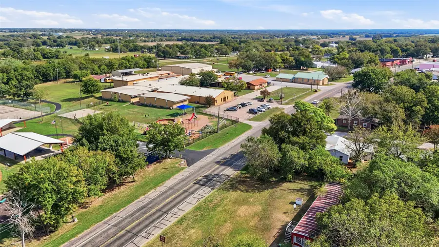 401 W Hayes Street, Savoy, TX 75479 - #2