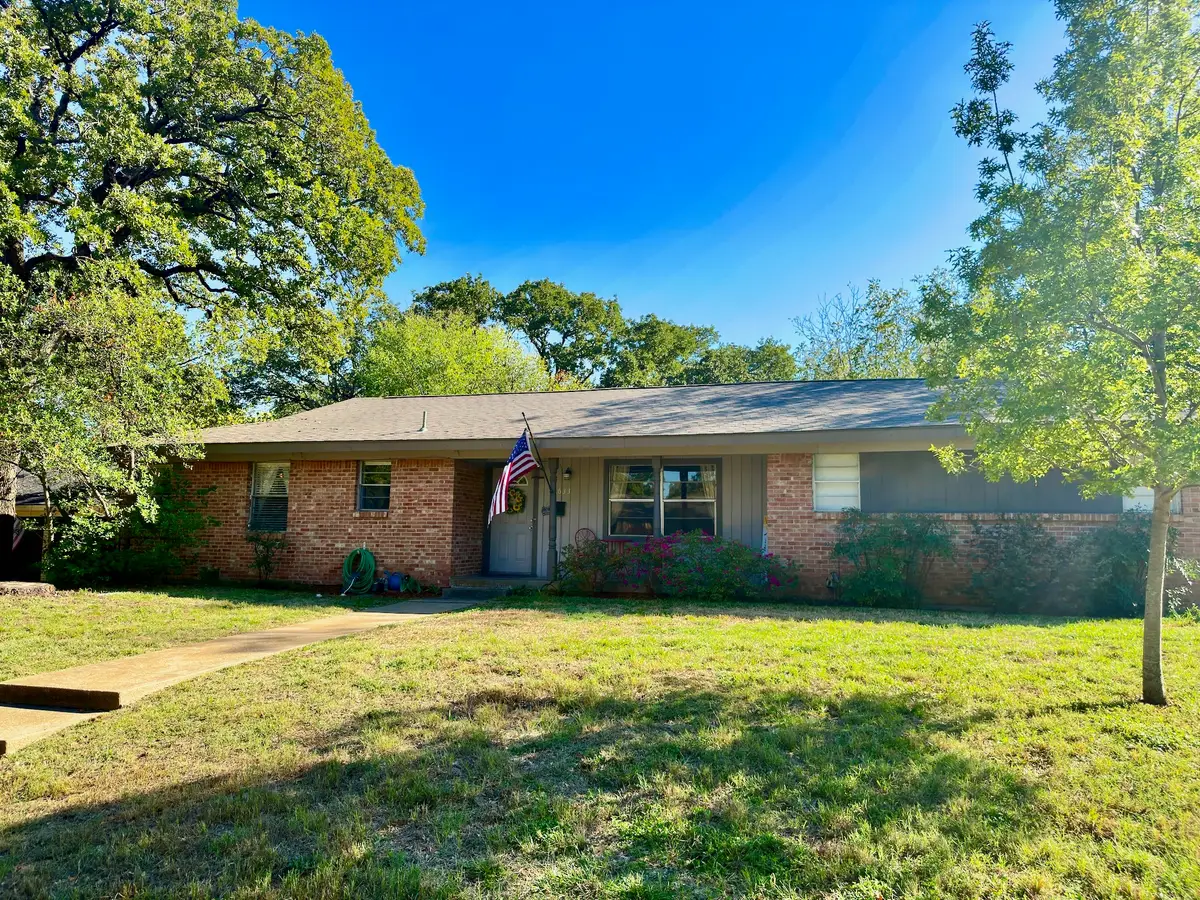 633 Oakwood Avenue, Hurst, TX 76053 - #1