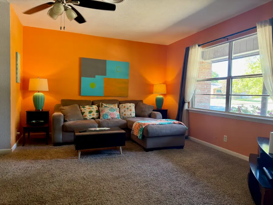 633 Oakwood Avenue, Hurst, TX 76053 - #3