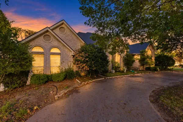 909 Place Louie, DeSoto, TX 75115