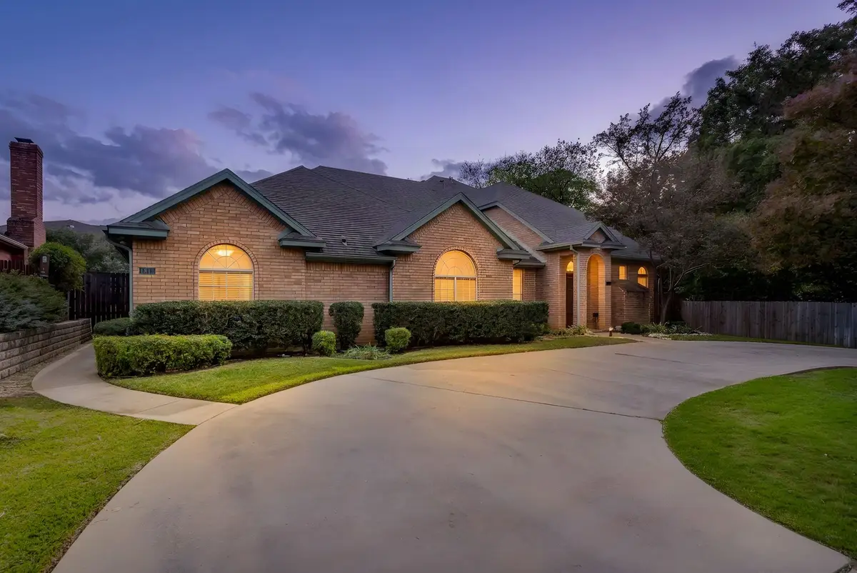 1813 W Wall Street, Grapevine, TX 76051 - #1