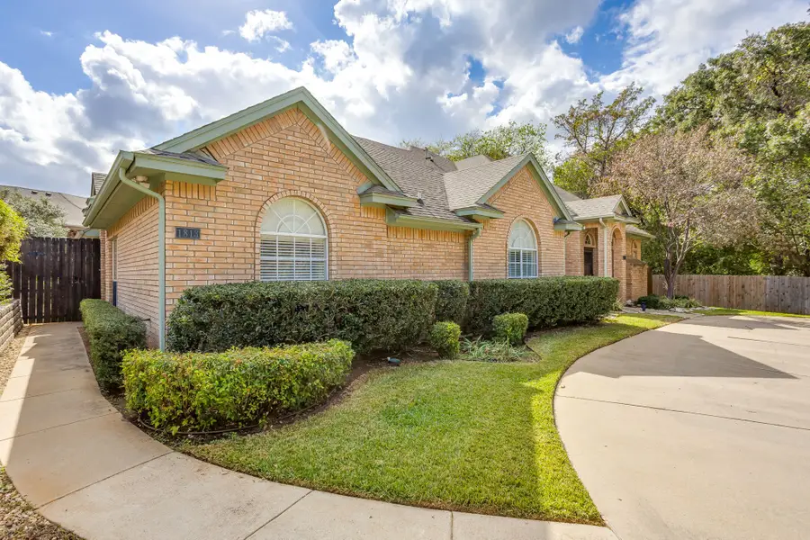 1813 W Wall Street, Grapevine, TX 76051 - #2