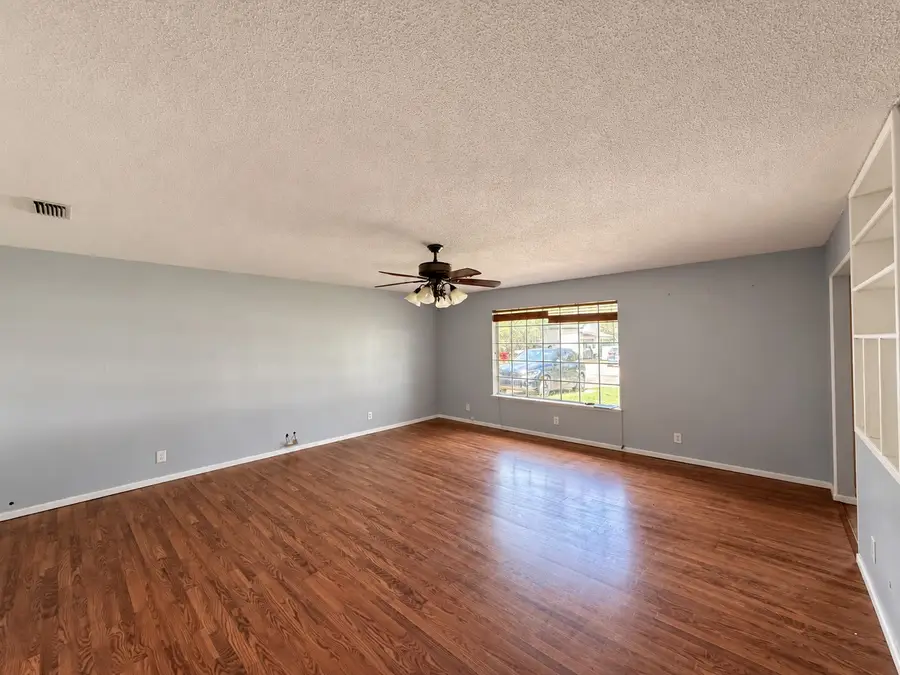 204 W Vernon Street, Bells, TX 75414 - #2