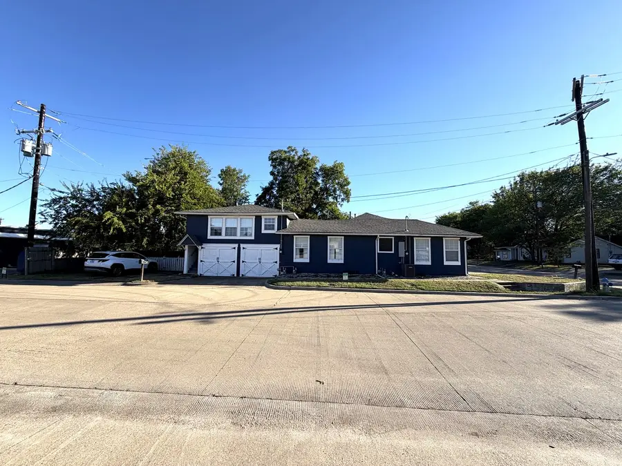 201 S Jones Street, Granbury, TX 76048 - #2