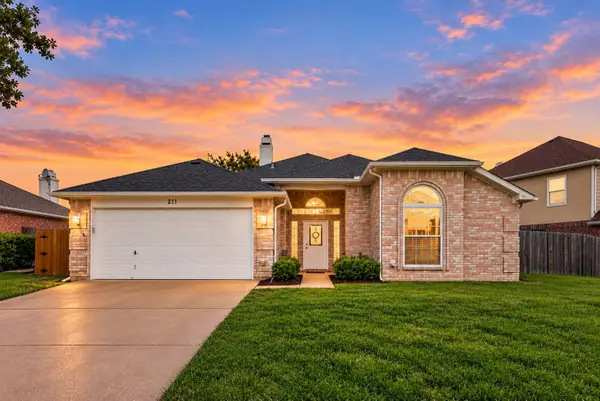 211 Ember Glen Drive, Arlington, TX 76018