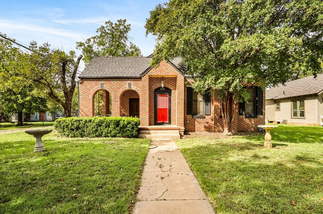 204 S Nueces Street, Coleman, TX 76834 - #1