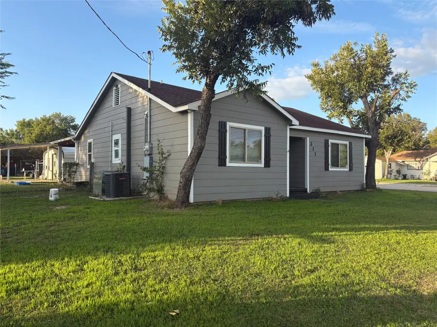 211 W Travis Street, Gordon, TX 76453 - #2