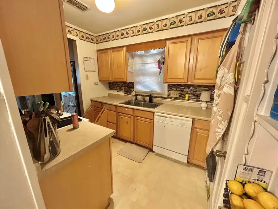 1324 E Garnett Street, Gainesville, TX 76240 - #2