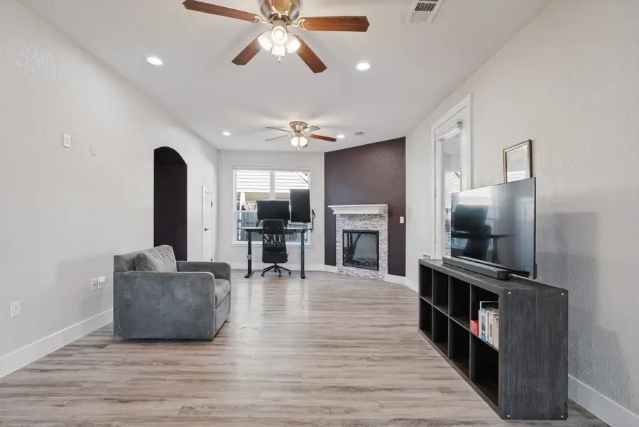 510 W Ball Street, Weatherford, TX 76086 - #2