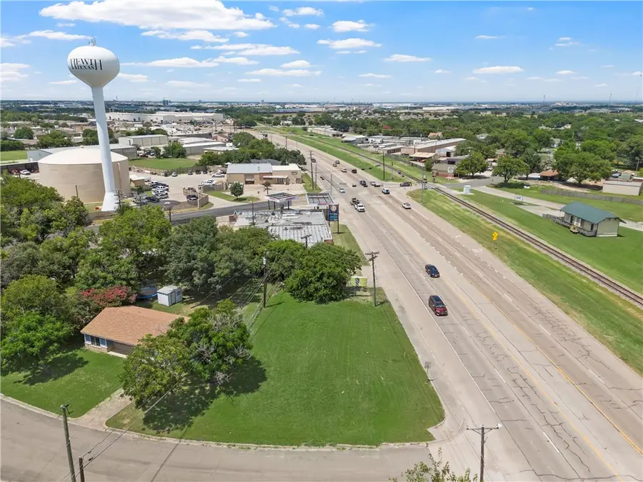 319 S Hewitt Drive, Hewitt, TX 76643 - Image #2