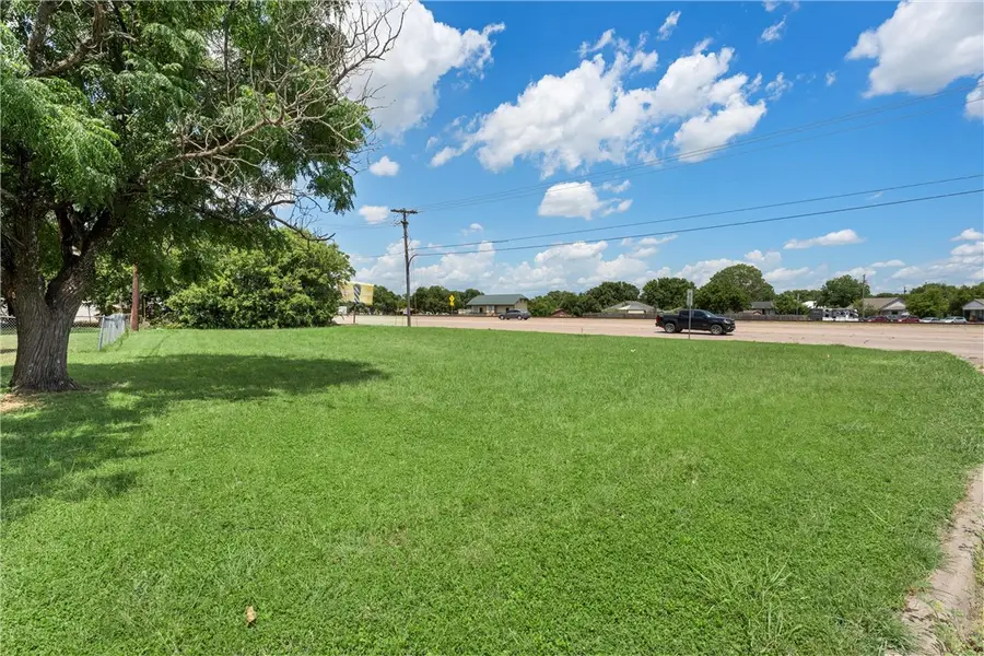 319 S Hewitt Drive, Hewitt, TX 76643 - Image #3