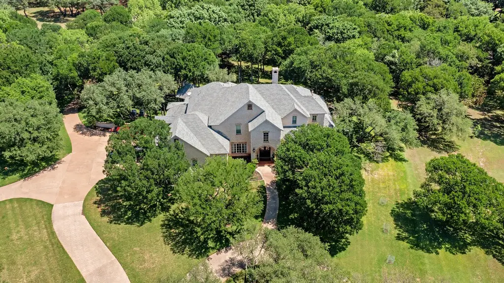 565 Lost Hunters Canyon, China Spring, TX 76633 - Image #1