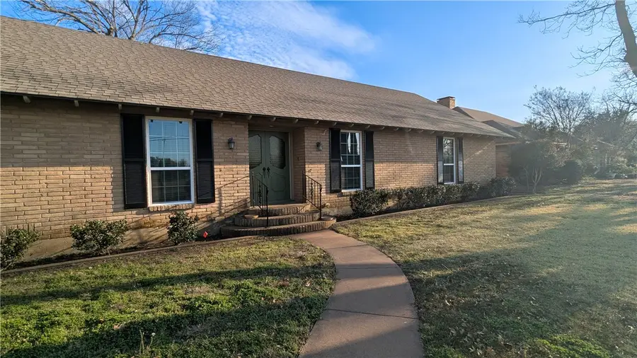 1122 W 6th Street, McGregor, TX 76657 - Image #2
