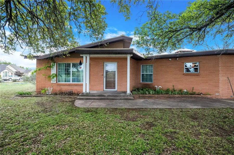 611 N Avenue Q Street, Clifton, TX 76634 - Image #2