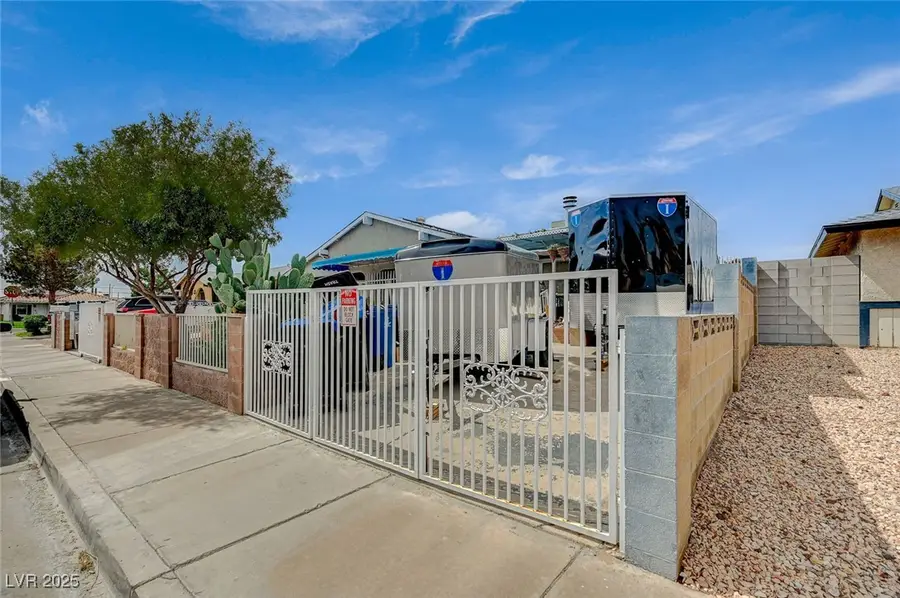 405 Longtree Avenue, Henderson, NV 89011 - Image #3