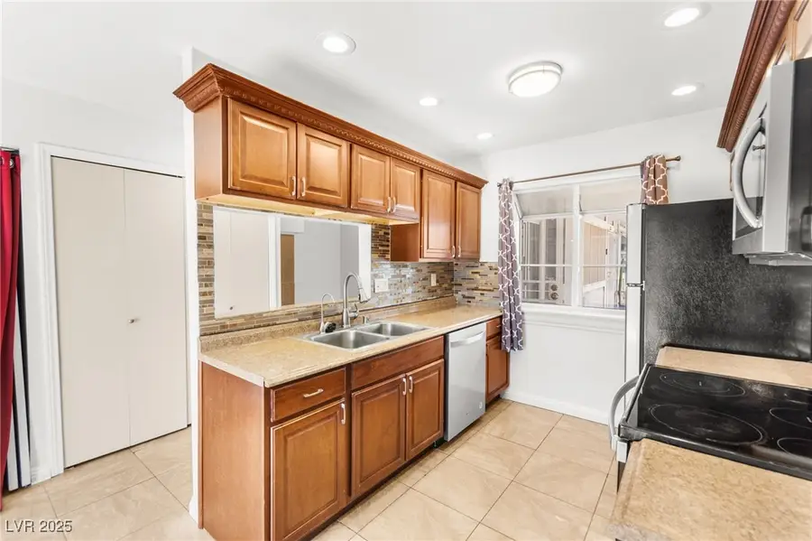 5831 Medallion Drive #101, Las Vegas, NV 89122 - Image #2