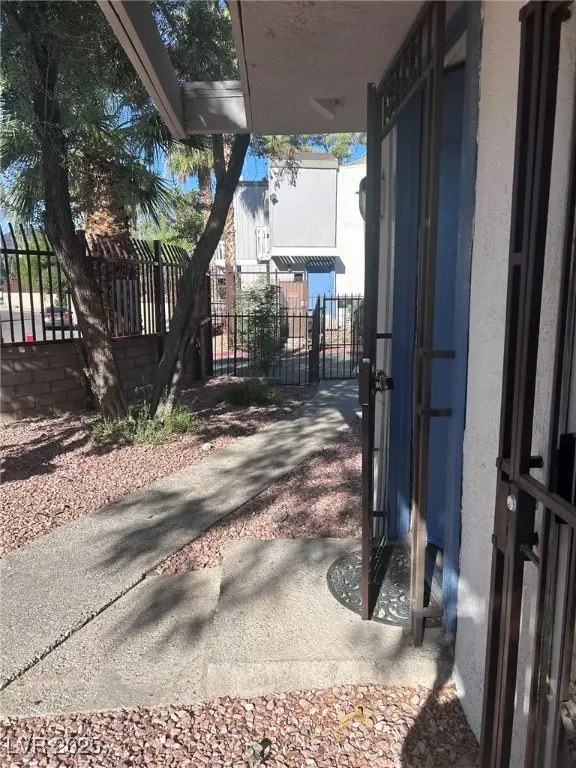 718 Fernwood Lane, Las Vegas, NV 89169 - Image #2