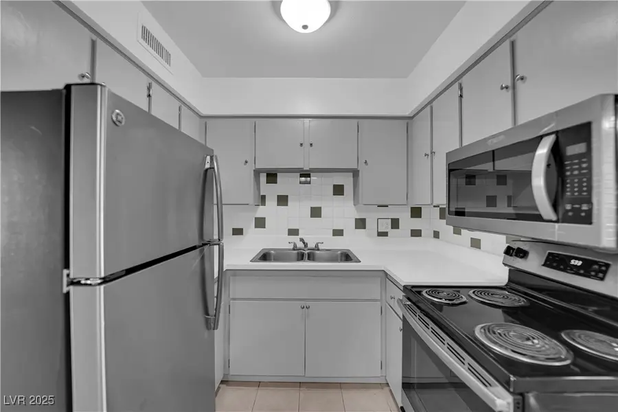555 S Royal Crest Circle #2, Las Vegas, NV 89169 - Image #2