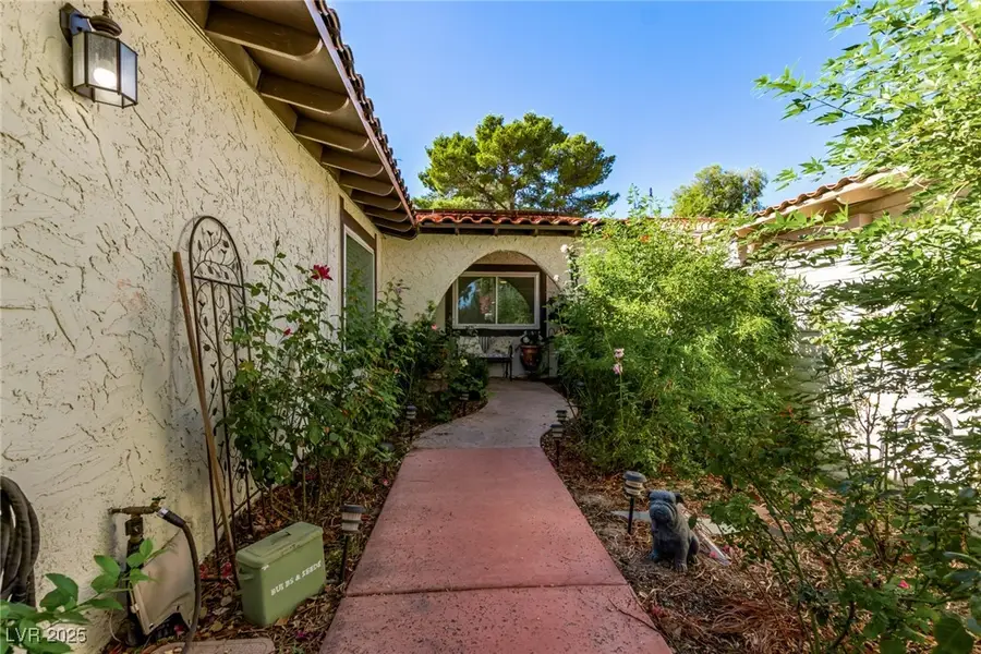 2216 Plaza Del Robles, Las Vegas, NV 89102 - Image #2