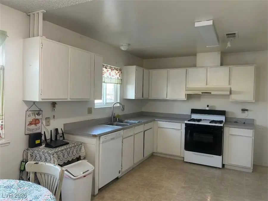 7700 Peacock Avenue, Las Vegas, NV 89145 - Image #3