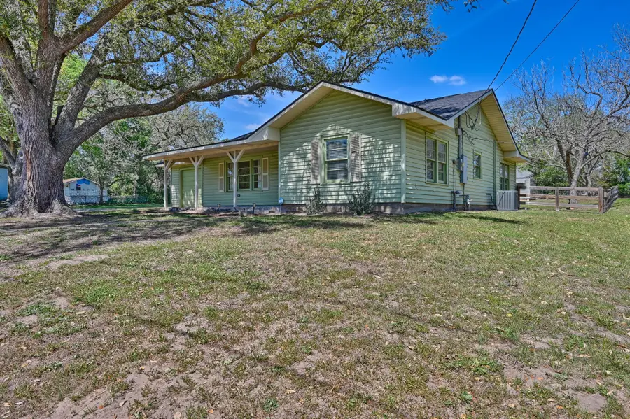 104 E Nichols Street, Bellville, TX 77418 - #3