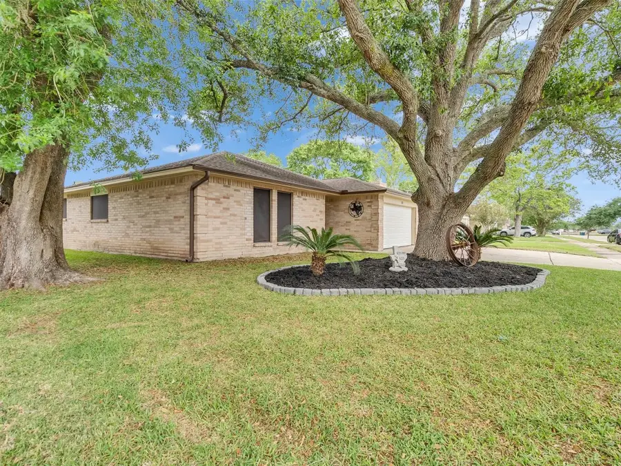 101 N Wagon Lane, Angleton, TX 77515 - #2