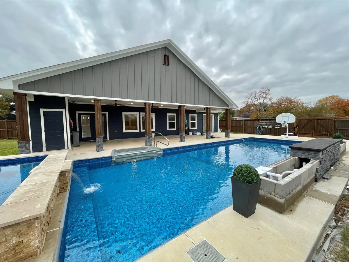 218 N Avenue A, Freeport, TX 77541 - Image #1