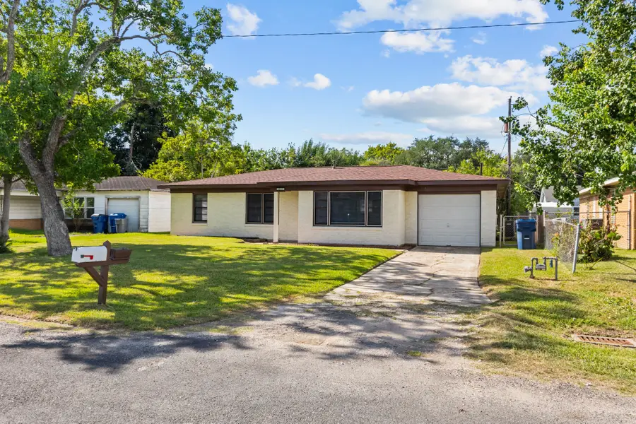 6113 Sapphire Court, Texas City, TX 77591 - Image #2