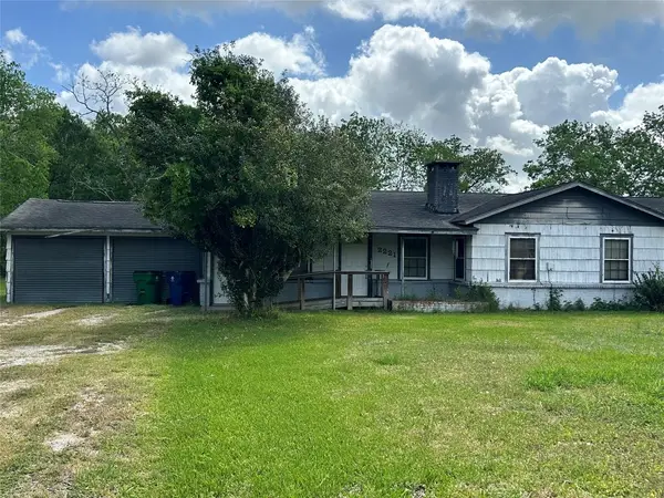 2221 S Front Street, Angleton, TX 77515