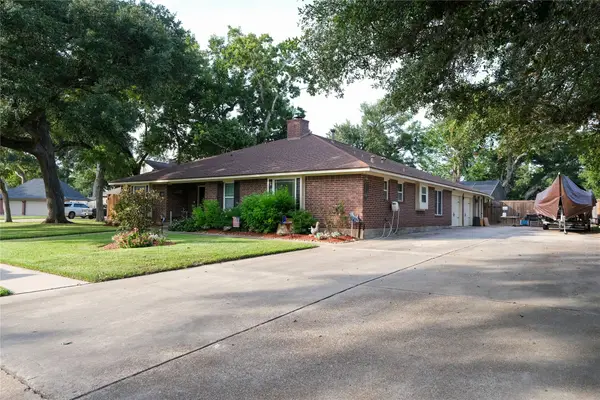 324 Juniper Street, Lake Jackson, TX 77566