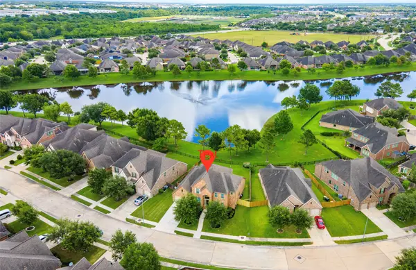1915 Cayman Bend Lane, Pearland, TX 77584
