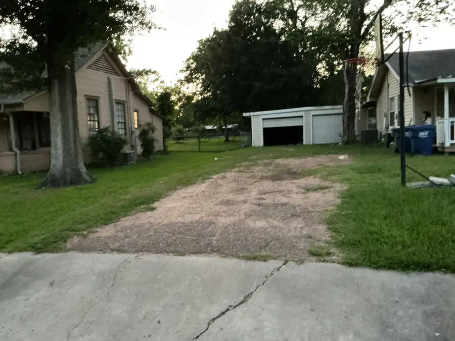 517 N Lake Avenue, Eagle Lake, TX 77434 - #2