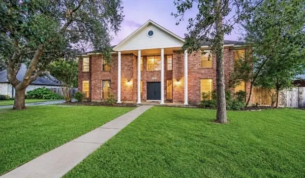 1414 W Castlewood Avenue, Friendswood, TX 77546
