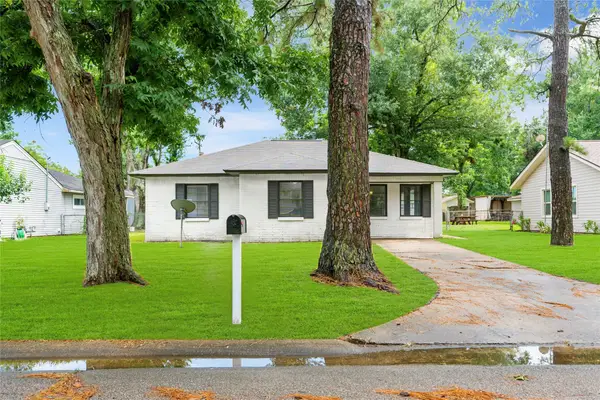 1104 Southampton Street, Angleton, TX 77515