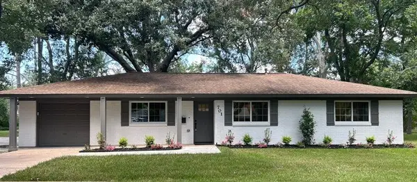 701 Cannan Drive, Angleton, TX 77515