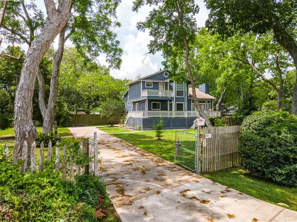 3726 Bayshore Drive, Bacliff, TX 77518