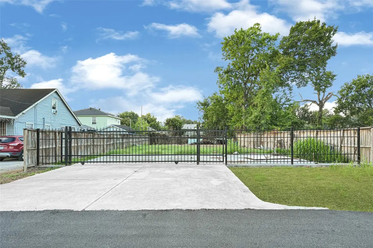 9210 E Avenue Q, Houston, TX 77012 - #1