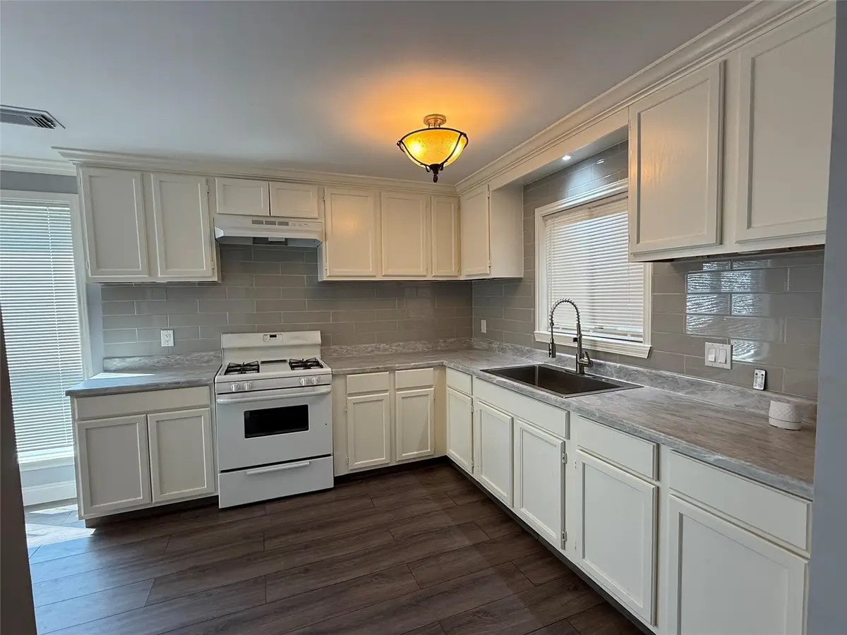 305 E Francis Street, Baytown, TX 77520 - Image #1