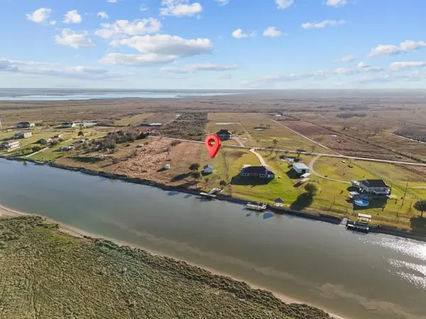 9850 S Redfish Drive, Hitchcock, TX 77563