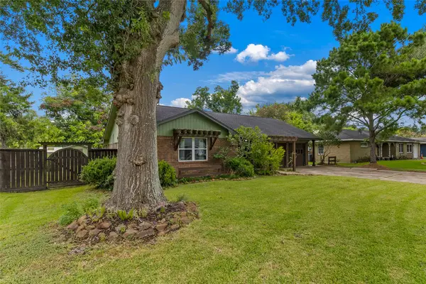 1413 Lawn Drive, Angleton, TX 77515