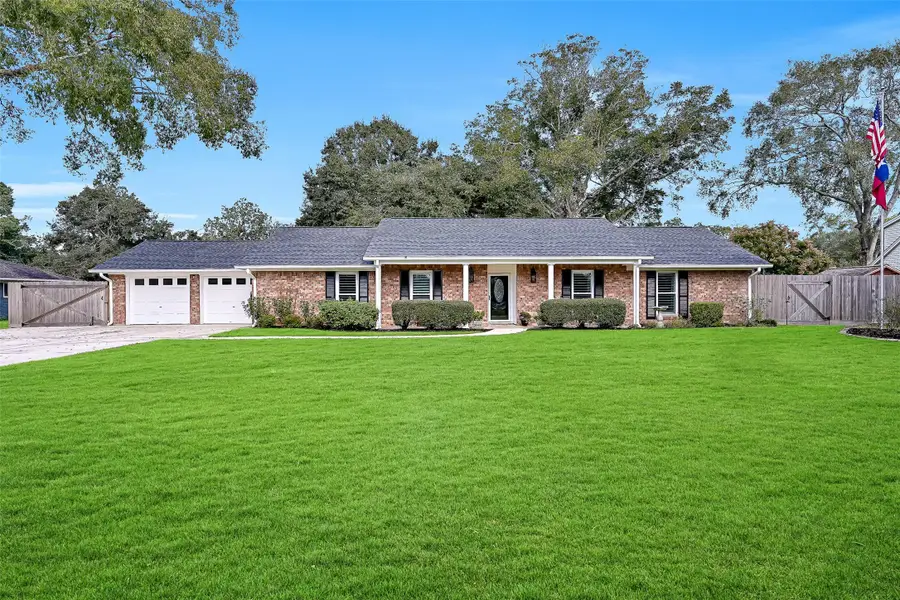 210 Hillcrest Drive, Alvin, TX 77511 - Image #2