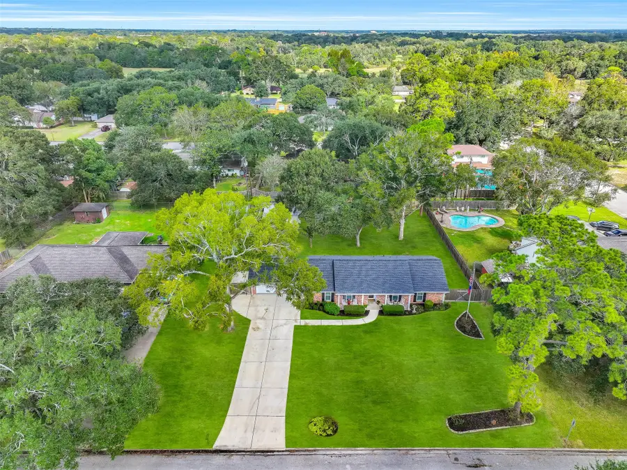 210 Hillcrest Drive, Alvin, TX 77511 - Image #3