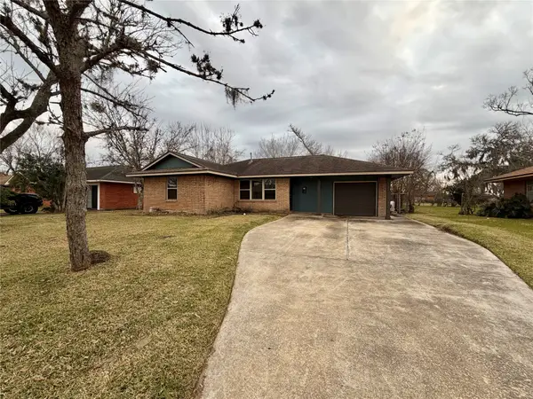 104 Mimosa Street, Lake Jackson, TX 77566