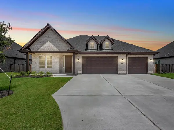 10006 Goliad Drive, Mont Belvieu, TX 77523