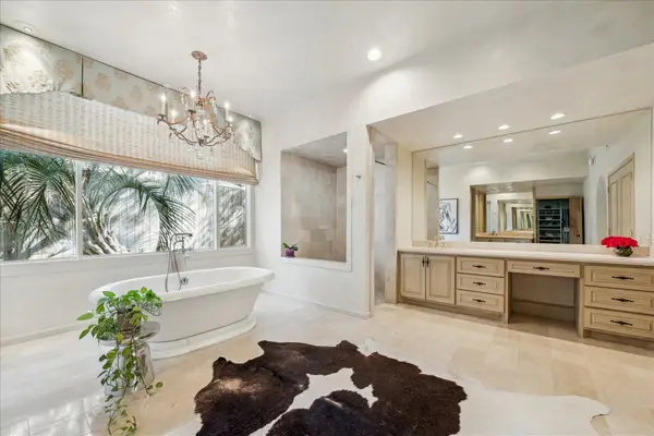 230 Gessner Road, Houston, TX 77024